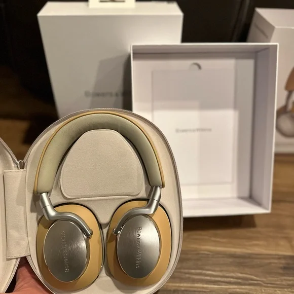 BNWT Bowers & Wilkins Px8 Over-Ear noise canceling Headphones in Tan and Silver - Picture 12 of 16